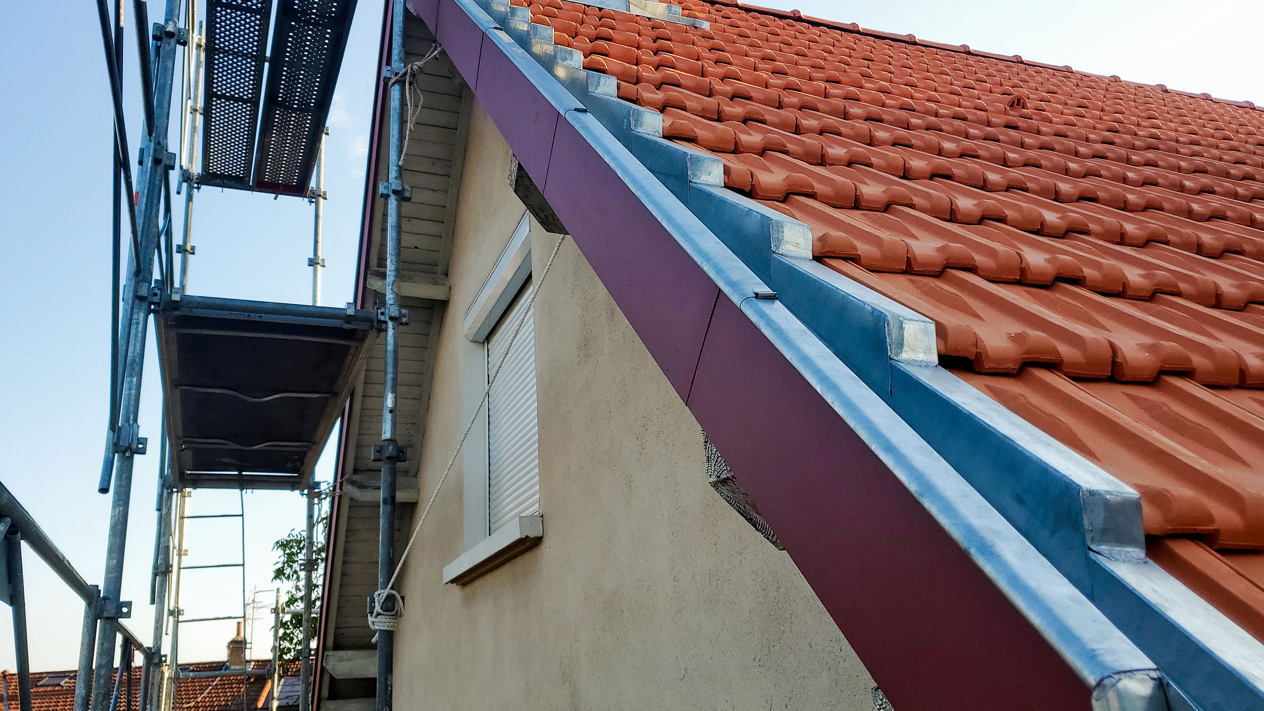 Habillage aluminium et couloir en zinc