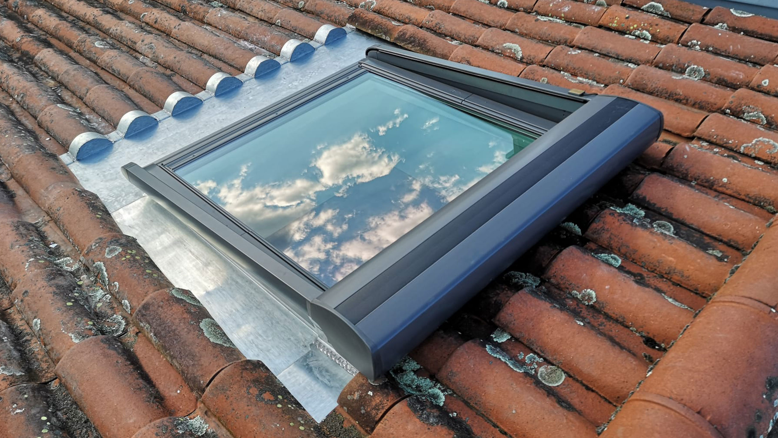 Pose de fenêtre de toit Velux