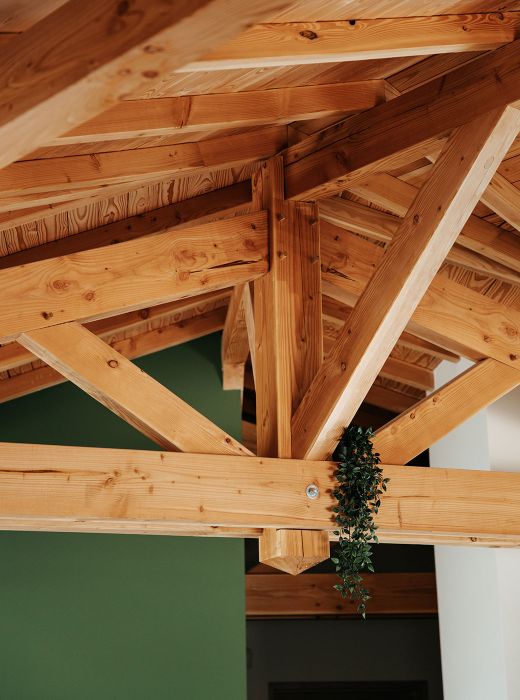 Vue de détail d'une charpente avec sa ferme en bois