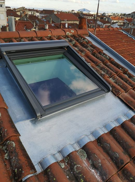 Pose de fenêtre de toit Velux